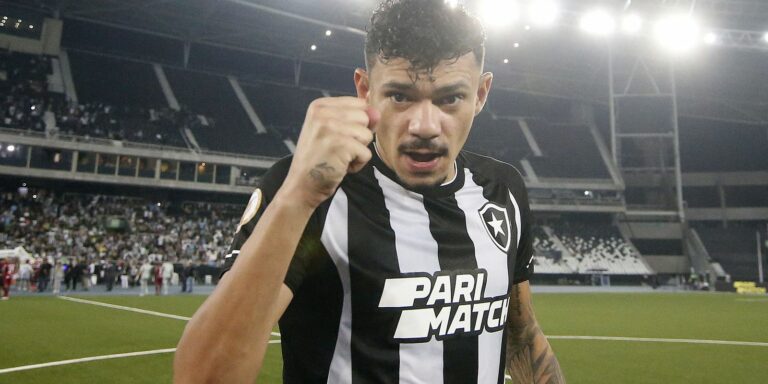 Líder isolado no Brasileirão, Botafogo recebe o embalado Coritiba