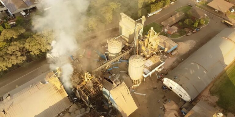 Oito pessoas morrem em explosão de silo no Paraná Oito pessoas morrem em explosão de silo no Paraná