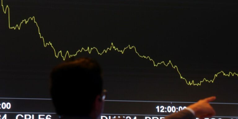 Dólar sobe para R$ 4,98 em mais um dia de turbulência no mercado Dólar sobe para R$ 4,98 em mais um dia de turbulência no mercado