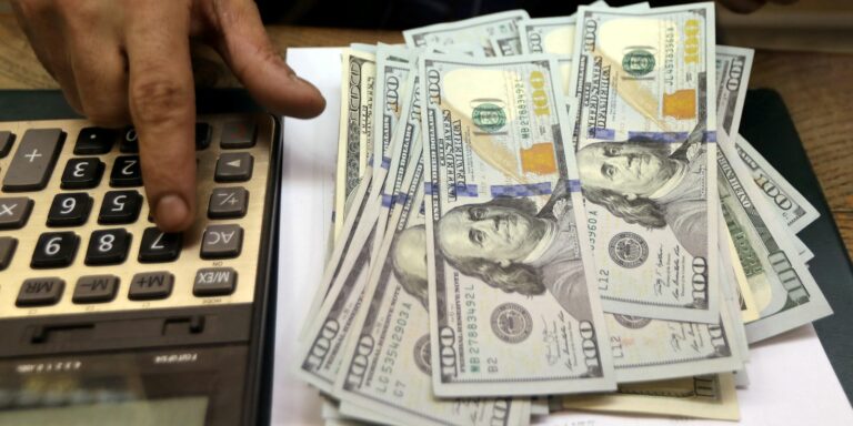 Dólar sobe e aproxima-se de R$ 4,80 na véspera do Copom
