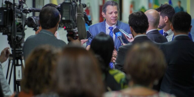 Taxa de juros do cartão de crédito vai "cair muito", diz Haddad