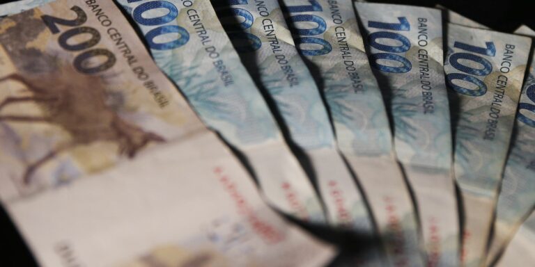 Juros médios dos bancos caem para 44,3% ao ano Juros médios dos bancos caem para 44,3% ao ano
