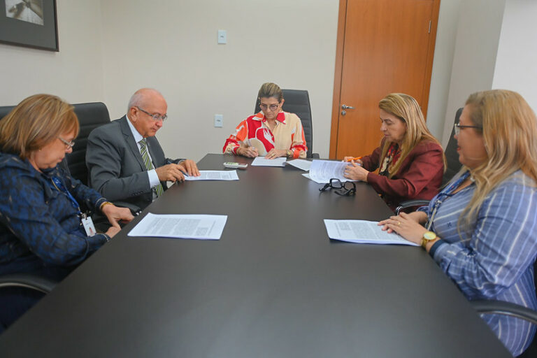 Justiça do Amazonas firma acordo para capacitação de vítimas de violência doméstica Justiça do Amazonas firma acordo para capacitação de vítimas de violência doméstica