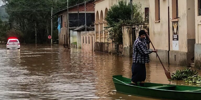 Com avanço de frente fria, RS permanece em alerta para temporais Com avanço de frente fria, RS permanece em alerta para temporais