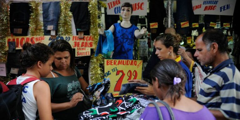 Vendas no comércio varejista crescem 0,7% em julho, diz IBGE Vendas no comércio varejista crescem 0,7% em julho, diz IBGE