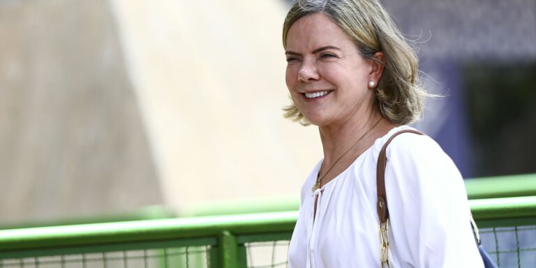 Gleisi Hoffman passa bem após cirurgia no coração Gleisi Hoffman passa bem após cirurgia no coração