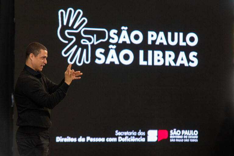 Comunidade surda aprova atendimento em Libras nos serviços de SP