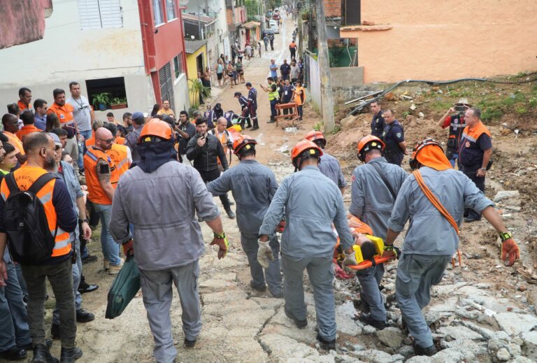 Defesa Civil: simulado de abandono de área de risco reúne 700 pessoas na Vila Sahy