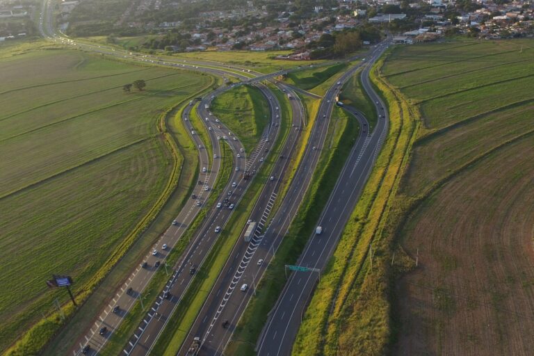 Rodovias concedidas receberão mais de 2,5 mi de veículos em feriado prolongado em SP Rodovias concedidas receberão mais de 2,5 mi de veículos em feriado prolongado em SP