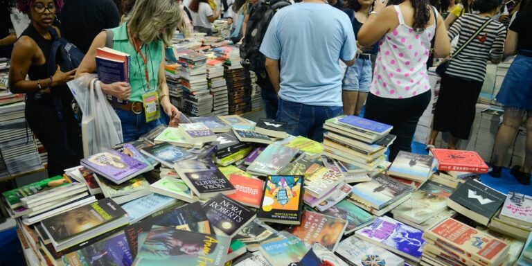 Hoje é Dia: semana de Finados tem Dia Nacional do Livro e da Poesia Hoje é Dia: semana de Finados tem Dia Nacional do Livro e da Poesia
