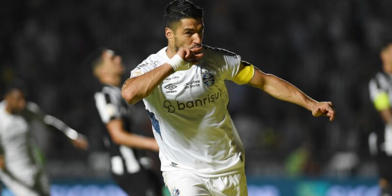 Em noite de Suárez, Grêmio supera Botafogo por 4 a 3 de virada Em noite de Suárez, Grêmio supera Botafogo por 4 a 3 de virada