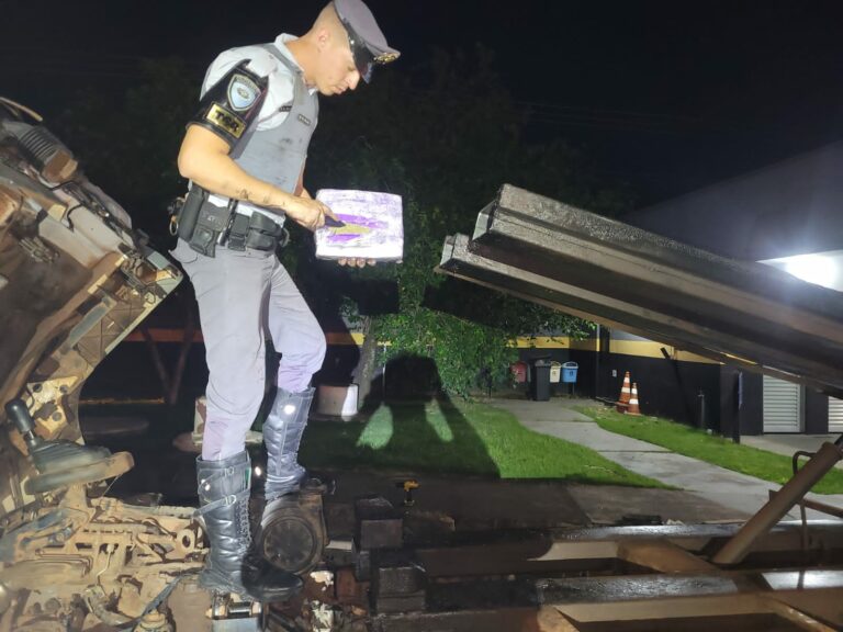 PM de SP apreende guincho transportando 460 tijolos de maconha em Tietê PM de SP apreende guincho transportando 460 tijolos de maconha em Tietê