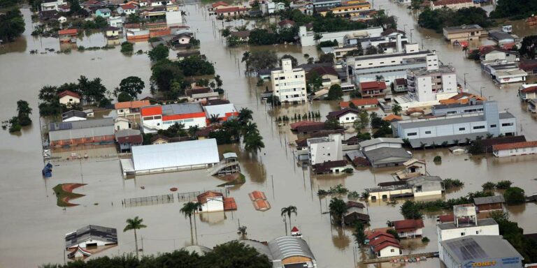 Vítimas de chuvas em SC e no PR têm novos prazos para pagar dívidas Vítimas de chuvas em SC e no PR têm novos prazos para pagar dívidas