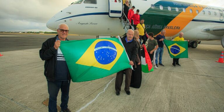 Grupo de brasileiros repatriados da Cisjordânia chega ao Recife Grupo de brasileiros repatriados da Cisjordânia chega ao Recife