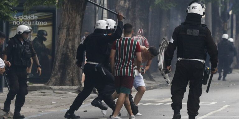 Torcedores do Fluminense confrontam policiais no acesso ao Maracanã Torcedores do Fluminense confrontam policiais no acesso ao Maracanã