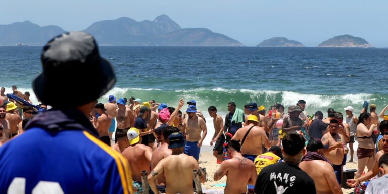 Torcedores do Boca Juniors se reúnem na Praia de Copacabana Torcedores do Boca Juniors se reúnem na Praia de Copacabana