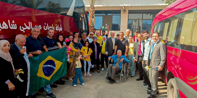 Grupo de 32 brasileiros é resgatado da Cisjordânia, na Palestina Grupo de 32 brasileiros é resgatado da Cisjordânia, na Palestina