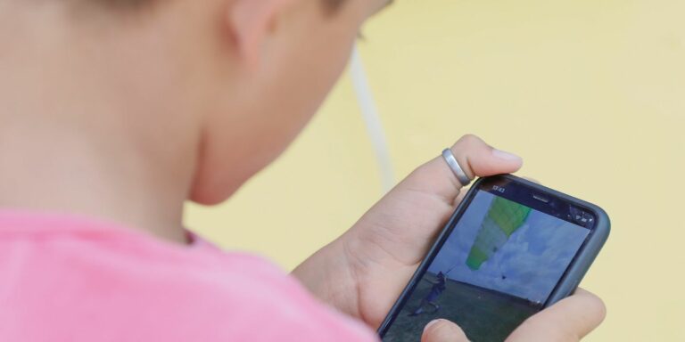 Escolas da educação básica iniciam ano letivo com proibição de celular Escolas da educação básica iniciam ano letivo com proibição de celular
