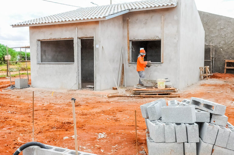 Governo propõe auxílio de R$ 15 mil para reconstrução de casas Governo propõe auxílio de R$ 15 mil para reconstrução de casas